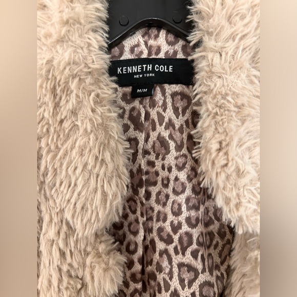 Beautiful woman’s coat - Picture 2 of 2